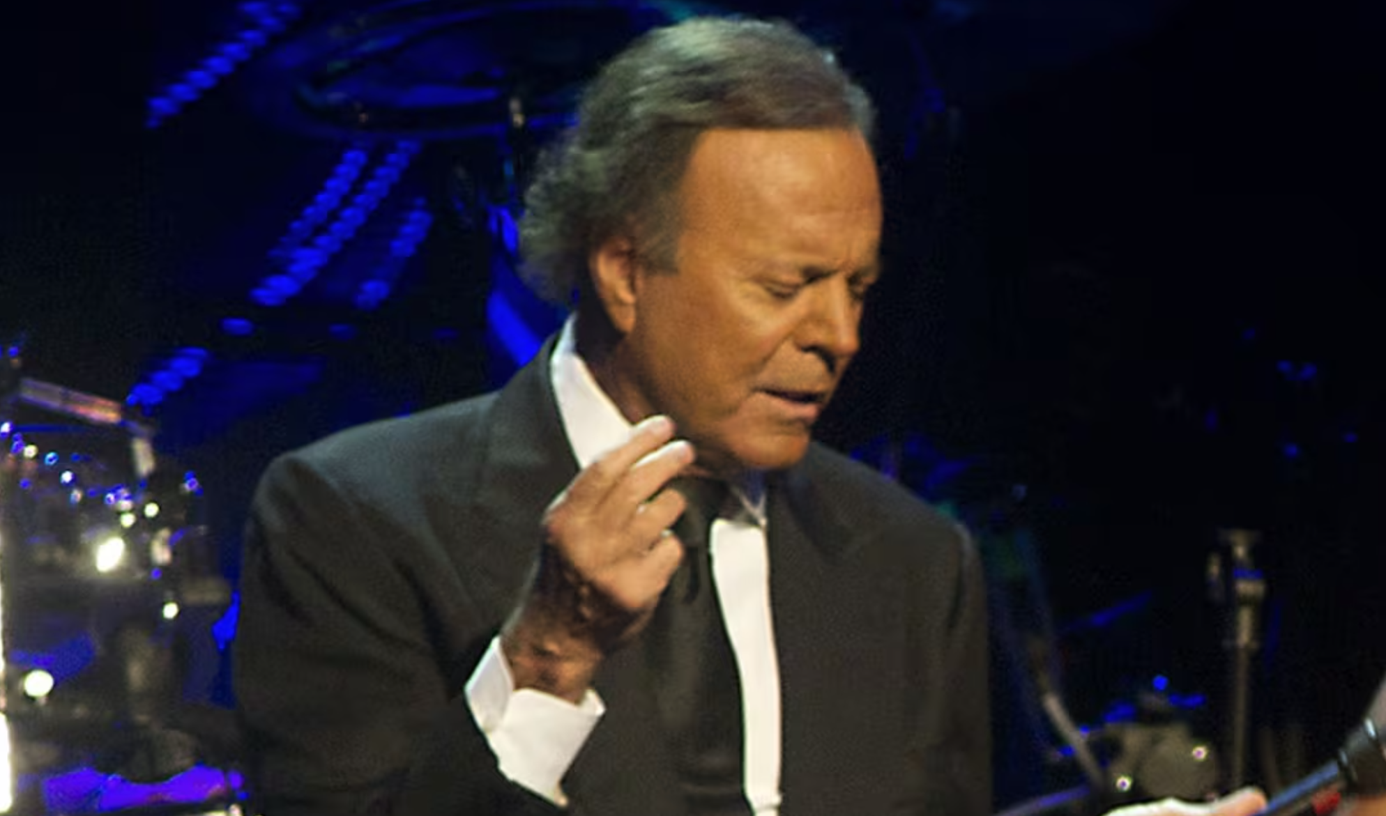 Julio Iglesias prepara acciones legales tras disputa con medio español por publicaciones sobre acusaciones archivadas