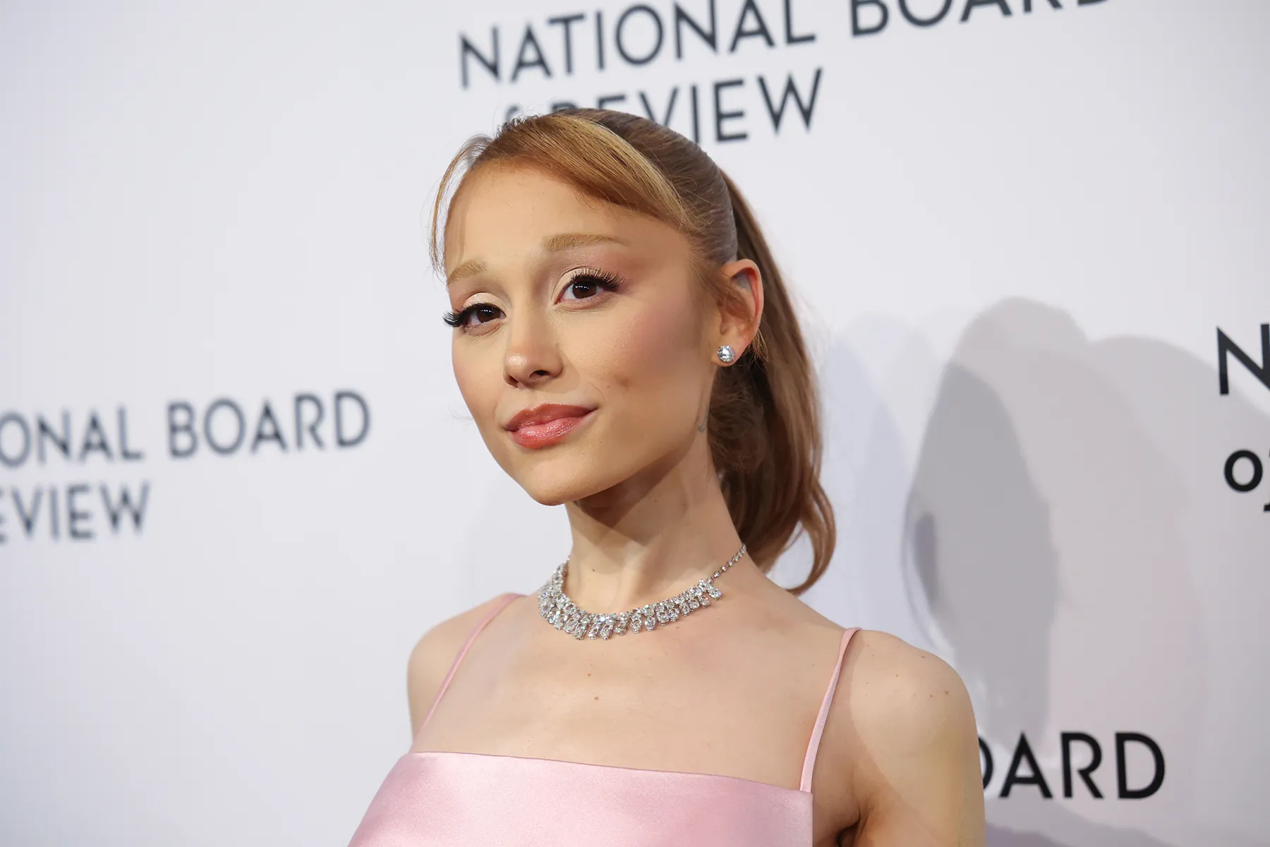 Ariana Grande anuncia su esperado regreso musical con una nueva gira internacional