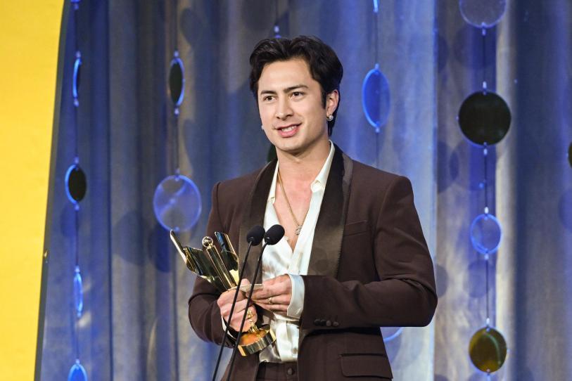 Triunfo y gratitud: Hudson Williams emociona al público tras recibir el premio a Mejor Actor